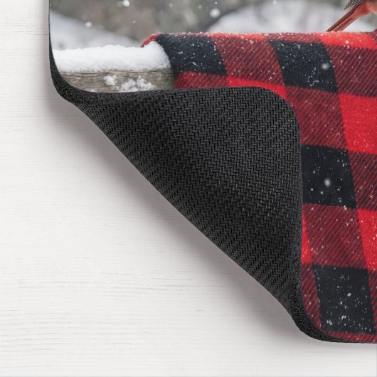 Cardinal On a Snowy Plaid Blanket マウスパッド (コーナー)