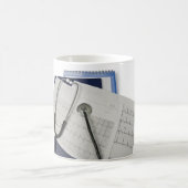 cardiogram EKGの読書の医学の聴診器 コーヒーマグカップ (中央)