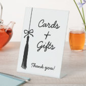 Cards & Gifts Coquette Black & White Graduation 台座サイン (インサイチュ)