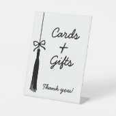 Cards & Gifts Coquette Black & White Graduation 台座サイン (正面)