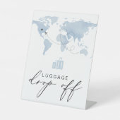 CARMENブルートラベルをテーマにした荷物ドロップオフ 台座サイン (正面)