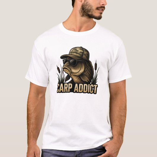 Carp Addict Funny Fishing Adventure Tシャツ (正面)
