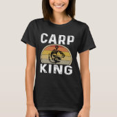 Carp King Funny Fishing Fisherman Dad Father Grand Tシャツ (正面)