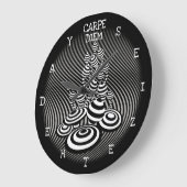 Carpe Diemは日の魔法のきのこのボーダーを握ります ラージ壁時計 (傾斜)