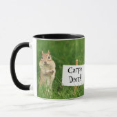 Carpe Diem! 印が付いているシマリス マグカップ (左)