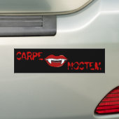 Carpe Noctem バンパーステッカー (車上)