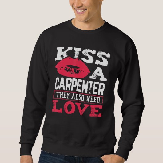Carpentry Kiss A Carpenter Also Need Love Carpente スウェットシャツ (正面)