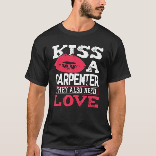 Carpentry Kiss A Carpenter Also Need Love Carpente Tシャツ (正面)