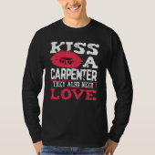 Carpentry Kiss A Carpenter Also Need Love Carpente Tシャツ (正面)