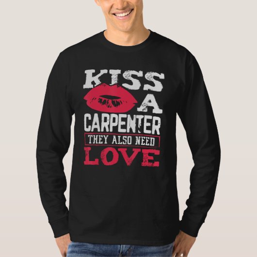 Carpentry Kiss A Carpenter Also Need Love Carpente Tシャツ (正面)