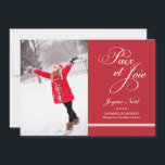 Carte Photo de Vacances | Paix et la Joie en Rouge シーズンカード<br><div class="desc">Une carte de voeux élégant et contemporain dispose d'un écran vertical de photo et "Paix et Joie" dans une police de script décoratif sur le devant,  et un motif de rayures diagonales sur le dos. Couleurs rouge et blanche de conception.</div>