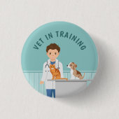 Cartoon Boy Veterinarian And Text Vet In Training 缶バッジ (正面)