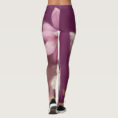 Cartoon fluffy baby kitten with big eyes レギンス (裏面)