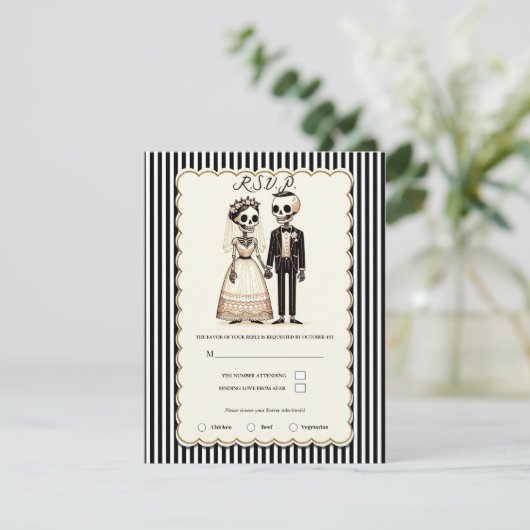 Cartoon Skeleton Bride + Groom Wedding RSVP 招待状 (スタンド正面)