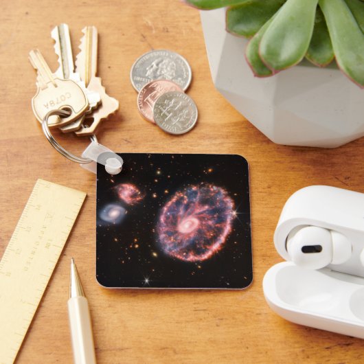 Cartwheel銀河系とそのコンパニオン銀河系。 キーホルダー (デスク)