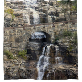 Cascading Through Stone シャワーカーテン