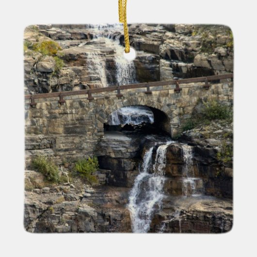 Cascading Through Stone セラミックオーナメント (正面)