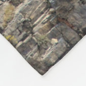 Cascading Through Stone フリースブランケット (角)