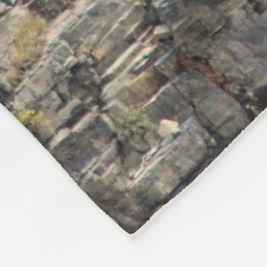 Cascading Through Stone フリースブランケット (角)