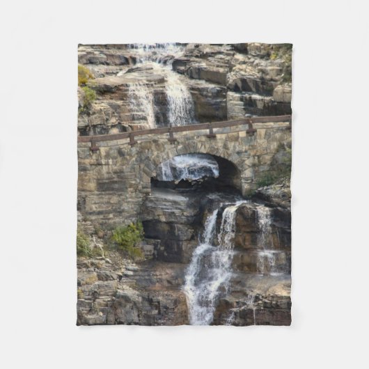 Cascading Through Stone フリースブランケット (正面)