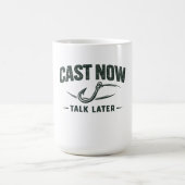 Cast Now-Talk Later- Fishing T-shirt コーヒーマグカップ (中央)