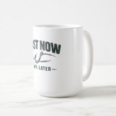 Cast Now-Talk Later- Fishing T-shirt コーヒーマグカップ (正面右)