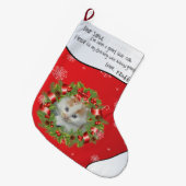CAT写真をカスタマイズする赤いホリーリース枠 ラージクリスマスストッキング (正面 (吊り時))