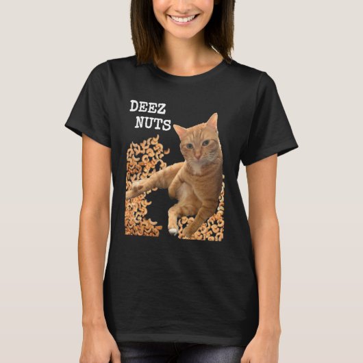 Cat DEEZ NUTS joke with cashews Tシャツ (正面)