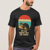 Cat Doesn't Bite She Judges Cat Mom Sarcastic Cat Tシャツ (正面)