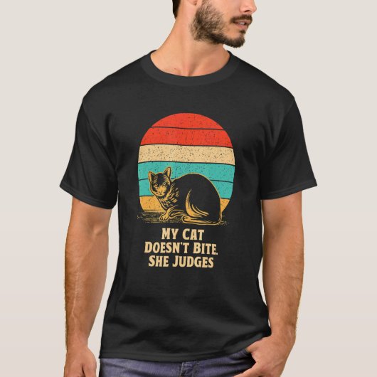 Cat Doesn't Bite She Judges Cat Mom Sarcastic Cat  Tシャツ (正面)