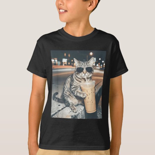Cat drinking iced coffee funny animal meme men tシャツ (正面)