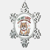 Cat in Energy Saving Mode スノーフレークピューターオーナメント (右)