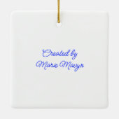 Cat in Snow Wearing Ear Muffs セラミックオーナメント (裏面)