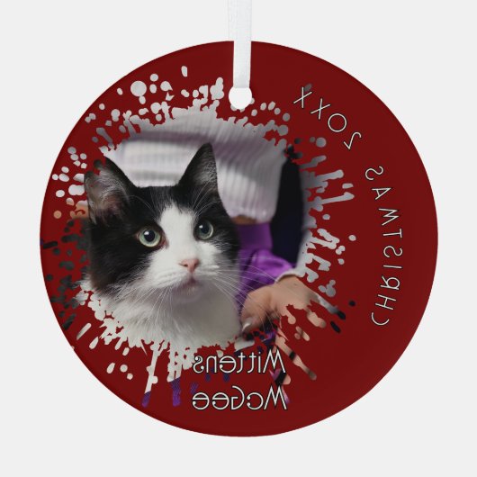 Cat on 2025 Red Splatter Pattern Christmas ガラスオーナメント (裏面)