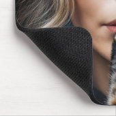 Cat Paw Silencing a Pretty Woman マウスパッド (コーナー)