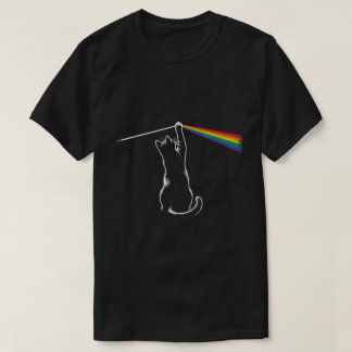 Cat Playing With Light | Minimal Rainbow Design Tシャツ