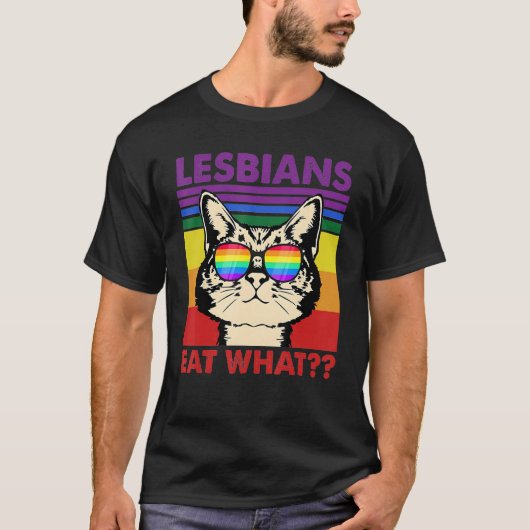 Cat Quote Lesbians Eat What Sarcastic Lesbian Kitt Tシャツ (正面)