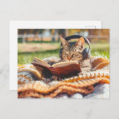 Cat reading book on knitted blanket シーズンポストカード (正面/裏面)