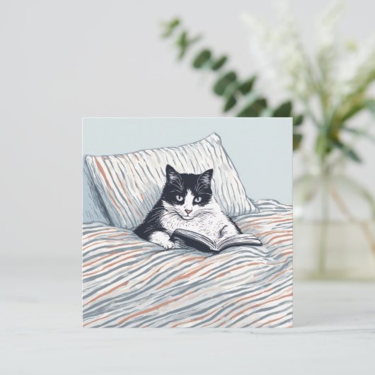 cat reading in bed 招待状 (スタンド正面)