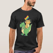 Cat Riding Dinosaur With Pride Flag Rainbow LGBTQ  Tシャツ (正面)