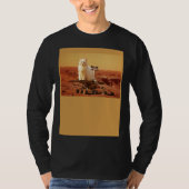Cat Riding Mars Rover on Foreign Landscape Tシャツ (正面)