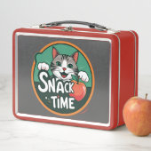 Cat’s Snack Time – Cute Cartoon Cat Eating Snack D メタルランチボックス (インサイチュ)