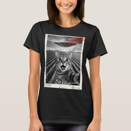 Cat Selfie Ufo Alien Funny Surprised Cat Meme Men  Tシャツ (正面)