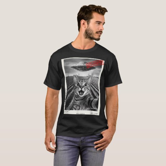 Cat Selfie Ufo Alien Funny Surprised Cat Meme Men Tシャツ (正面フル)