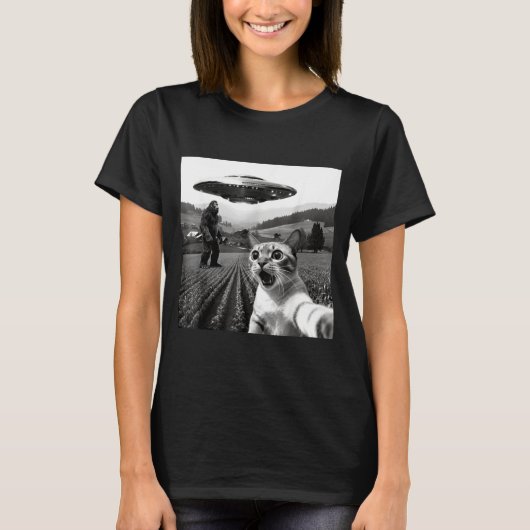 Cat Selfie With Alien Ufo Funny Cat Alien Bigfoot  Tシャツ (正面)
