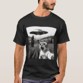 Cat Selfie With Alien Ufo Funny Cat Alien Bigfoot  Tシャツ (正面)