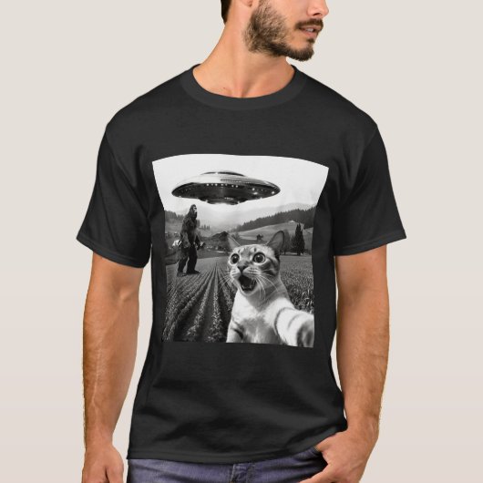 Cat Selfie With Alien Ufo Funny Cat Alien Bigfoot  Tシャツ (正面)