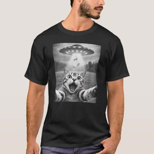 Cat Selfie with Alien UFO Funny Cat Aliens Tシャツ (正面)