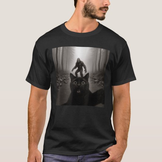 Cat Selfie With Sasquatsch Bigfoot おもしろい Gives Men Tシャツ (正面)