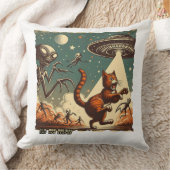 Cat UFO Selfie:ヴィンテージ侵入#02枕。 クッション (ブランケット)